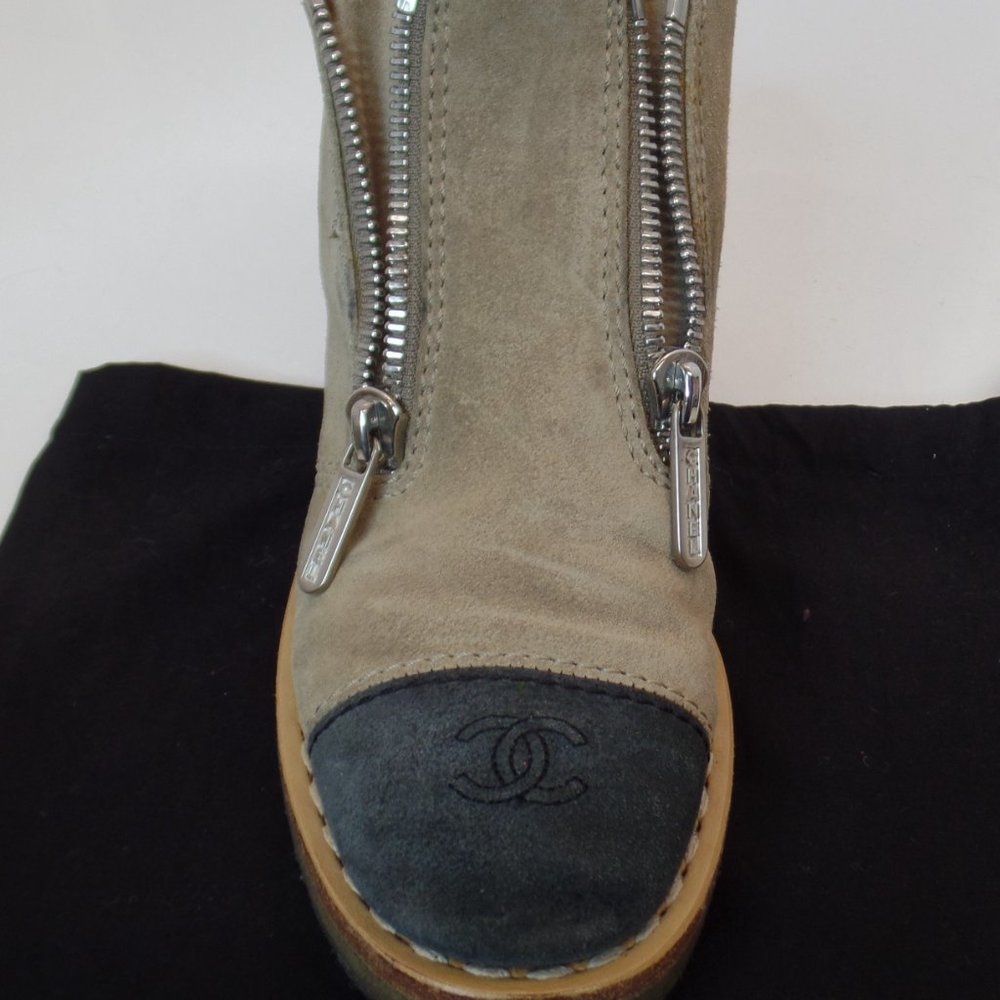 Chanel Double Zip Up Tan Suede Boots CC Logo on Toes and Silver Hardware Sz 8.5 - Picture 8 of 16
